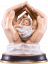 Schützende Hände mit Baby